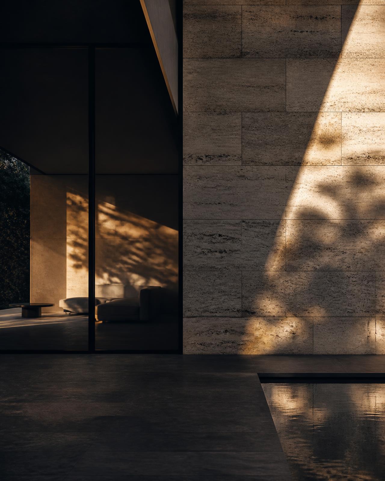 Muro de travertino iluminado por la luz de la tarde en una residencia contemporánea